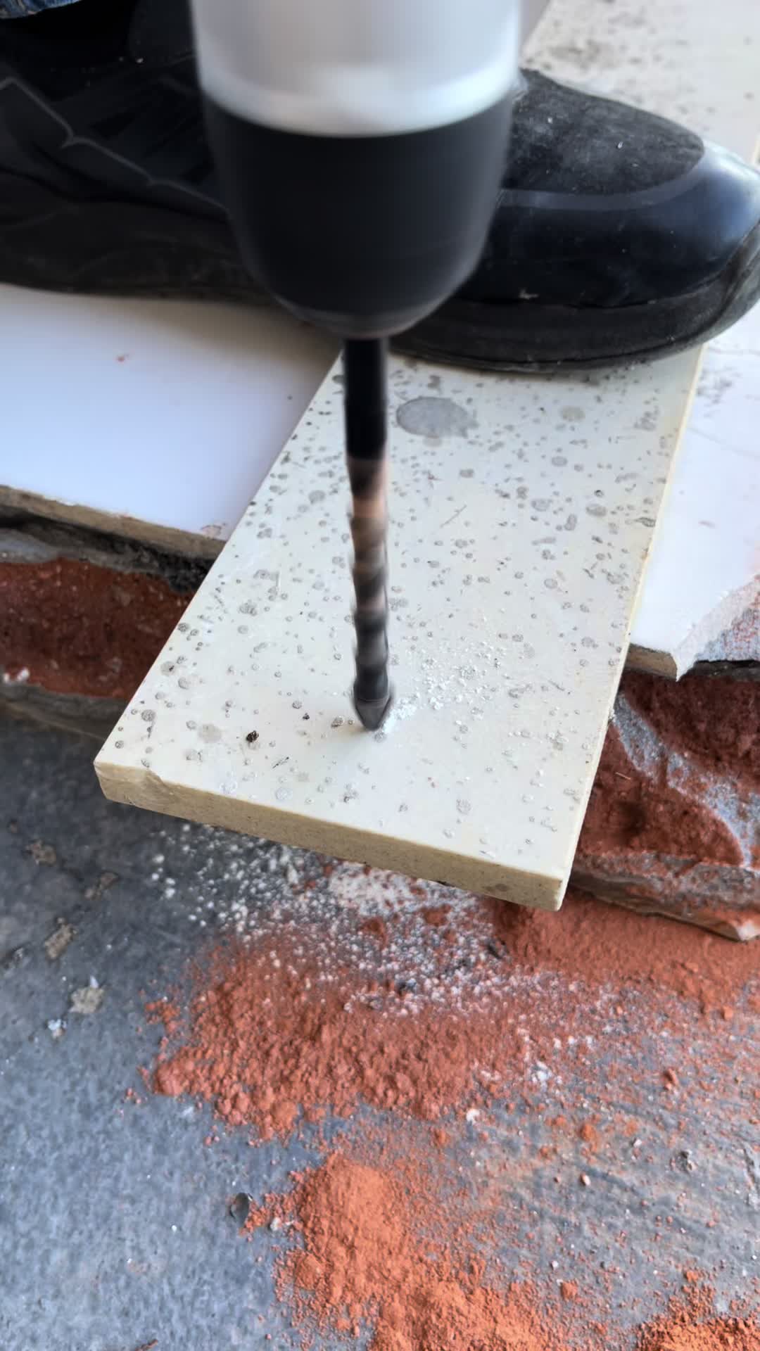 瓷砖墙壁打孔技巧(瓷砖墙面打孔注意事项)